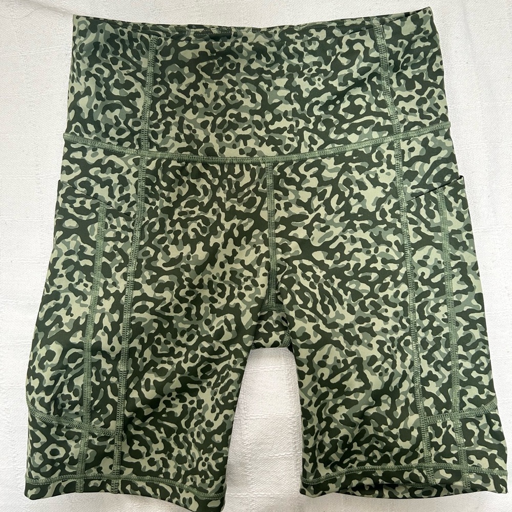 NWOT ATHLETA SALUTATION STASH POCKET PRINTED 7” SHORT SIZE S